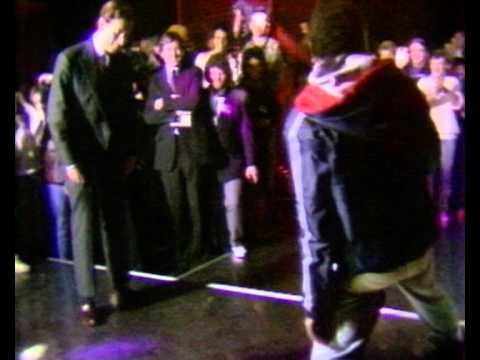 Видео: Принцот Charles игра breakdance