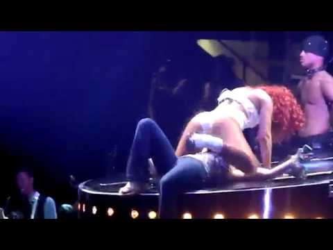 Видео: Ријана повторно со секси настап