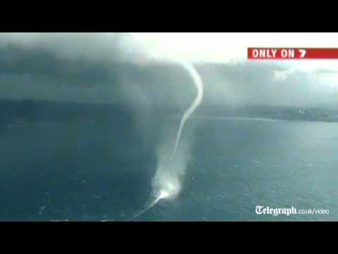 Видео: Драматично океанско торнадо