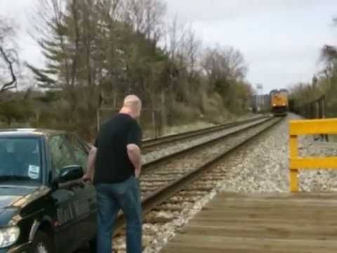 Како да избегнете директен удар со воз :)