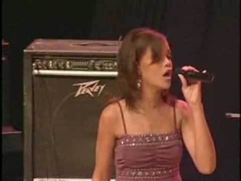 15 годишната Ријана ја пее “Нero” од Мараја Кери:))) тогаш ,,тотално,, непозната:)))