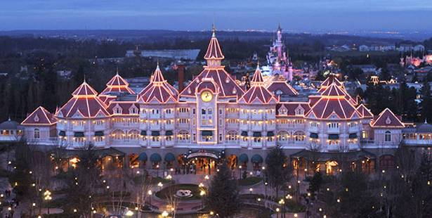 disneyland-hotel-at-night