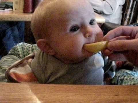 Единственото бебе кое сака лимони :))))