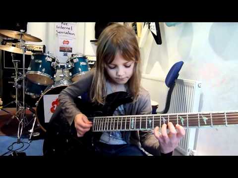 Виртуоз на гитара и тоа со 8 години :))) Браво!