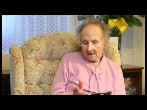 100 годишна баба, во форма ја држи Нинтендото :))))