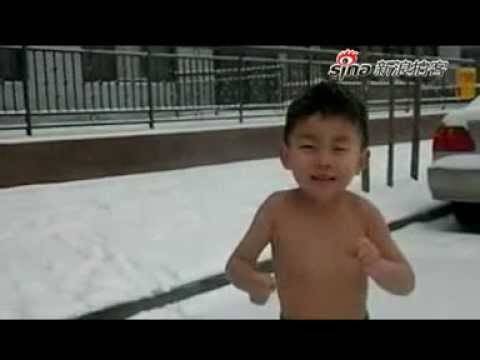 Кинезите полуди од Босанците?! Го пуштиле детето голо да трча на снег и минус 13 степени! :)))