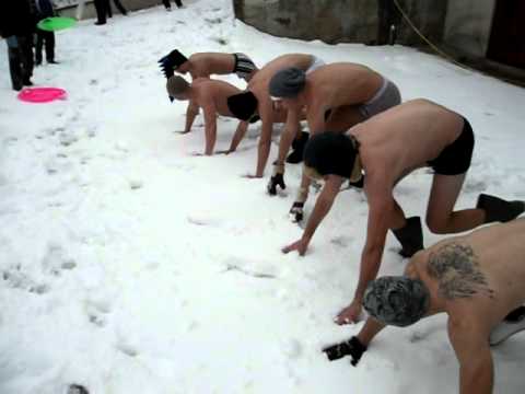 Стигнаа и хрватите да се глупираат по гаќи на снег! :)))