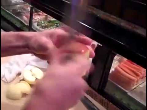 Неверојатна техника на лупење јаболка:)