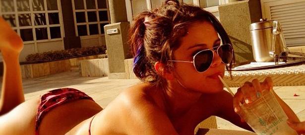 selenagomez-bikini-