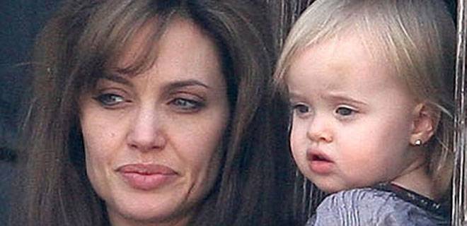 Angelina Hangs Out With Her Mother In-Law And The Twins