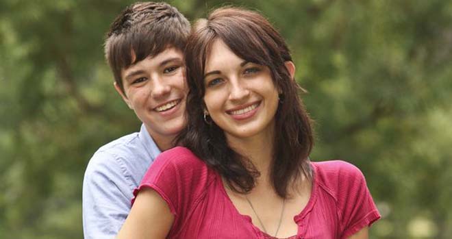 Arin+Andrews,+16+poses+for+a+picture+with+his+girlfriend+Katie+Hill,+18+at+the+local+park+in+Tulsa,+Oklahoma Arin+Andrews,+16+poses+for+a+picture+with+his+girlfriend+Katie+Hill,+18+at+the+local+park+in+Tulsa,+Oklahoma