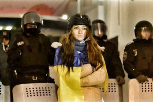 ljubovta-ne-bira-vreme-i-mesto-policaec-go-osvoi-srceto-na-demonstrantka-vo-ukraina-01 (1)