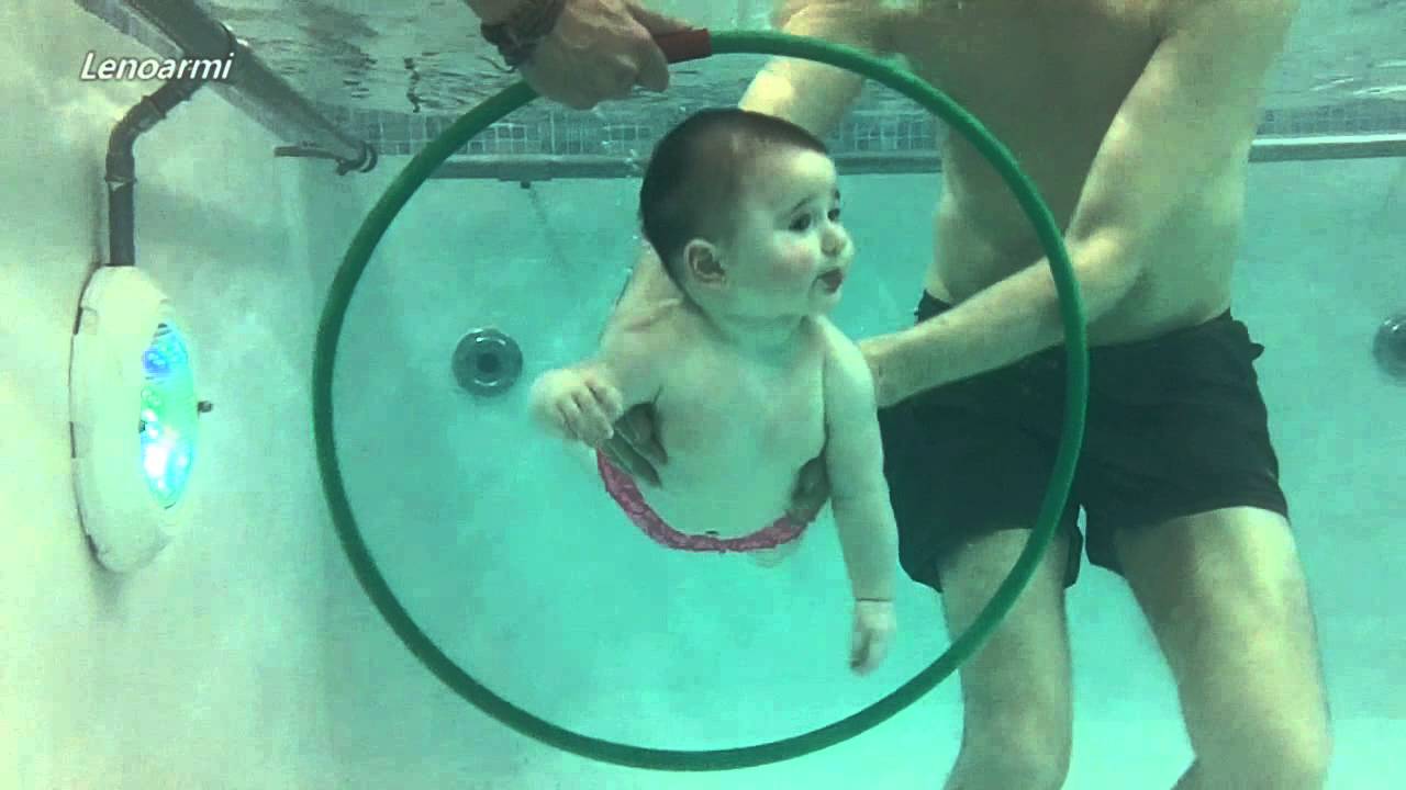 Фантастично видео: Родителите го учат бебето да плива, но погледнете како! (видео)