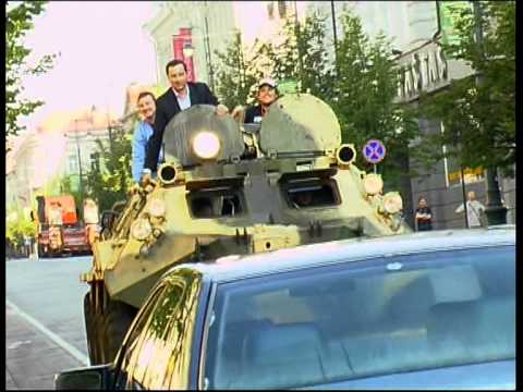 Градоначалник со тенк прегазил непрописно паркиран Мерцедес! (видео)