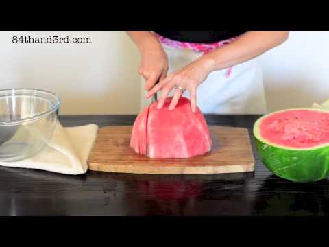 Генијална техника: Како да исечете лубеница без да се испрскате