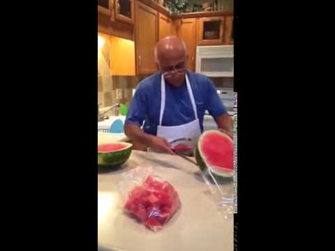 Генијално: Овој старец ќе ви покаже како најлесно и најбрзо се сече лубеница!
