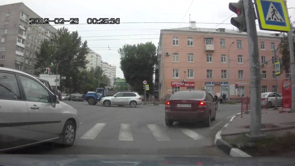 Само во Русија: Три различни сообраќајки, за само 30 секунди на една иста раскрсница!