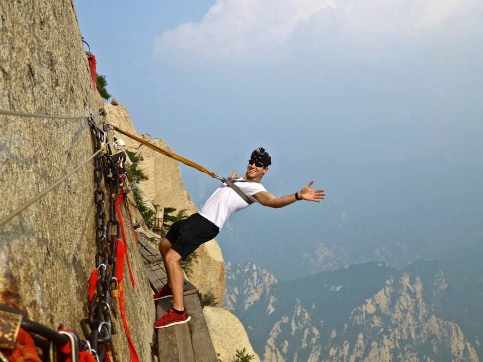 Заплашувачко качување по најопасната карпа на светот!