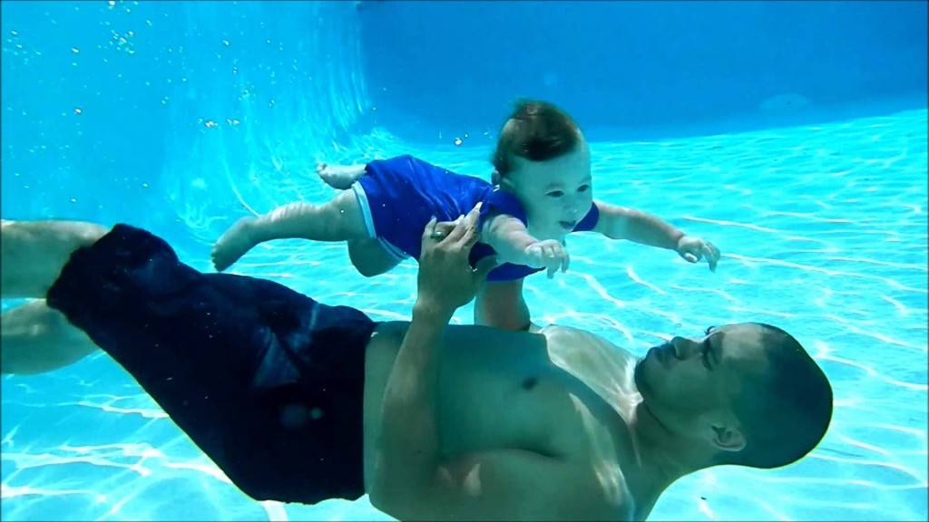 Кој рече дека пливањето се учи? 7-месечно бебе нурка заедно со своите родители