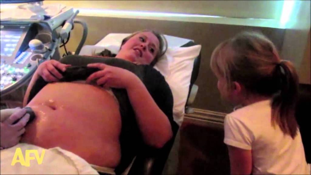 Мајката го проверува бебето на ултразвук и добива пресмешна реакција од ќерка си