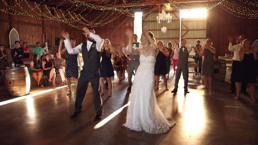 Започнува како обичен свадбен танц, но после 25 секунди станува вистински интернет хит!