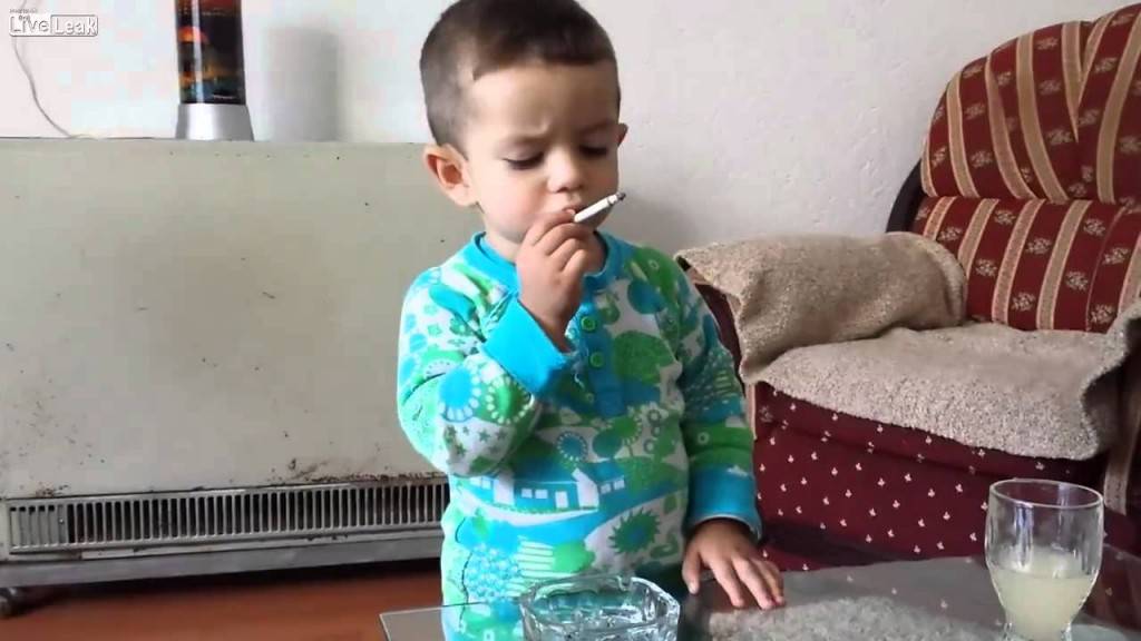 Шокантно видео: Родители охрабруваат детенце да пуши цигара!