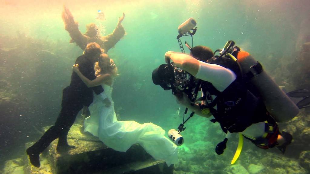 Венчавка под вода: Неверојатни свадбени фотографии како од бајка