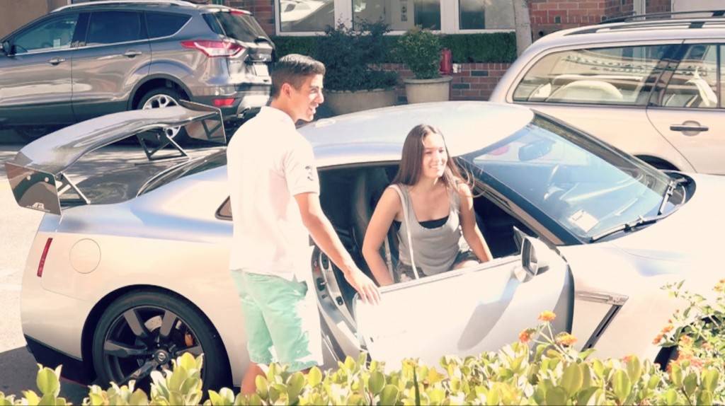 16 годишни тинејџери покажуваат колку лесно се фаќаат девојки со Nissan GT-R