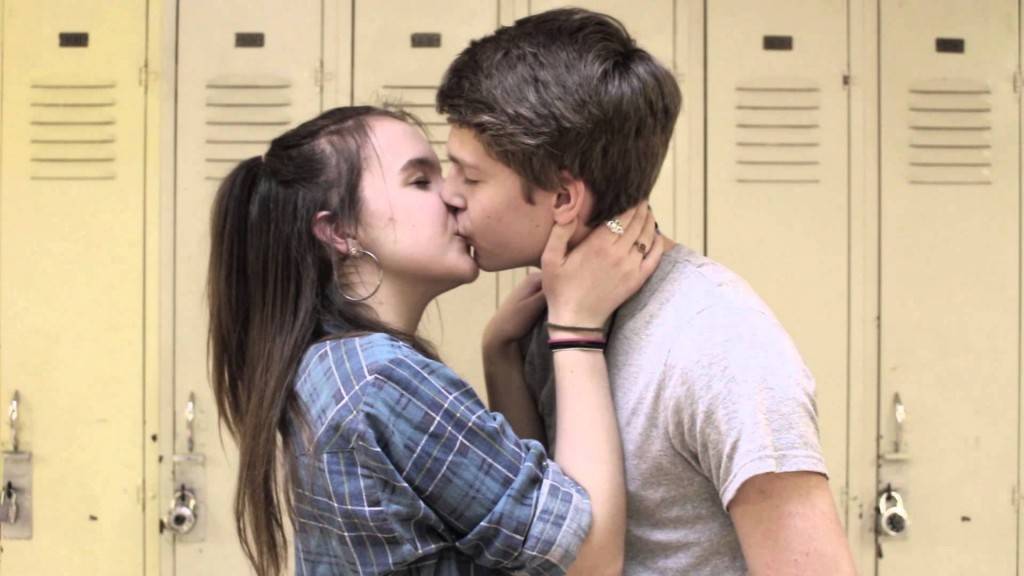 17 годишен режисер снимил 8 парови кои се бакнуваат пред камера. Ова е резултатот