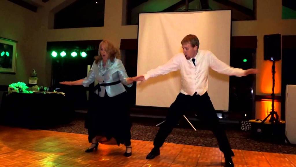 Која мајка би танцувала вака со синот на свадба?