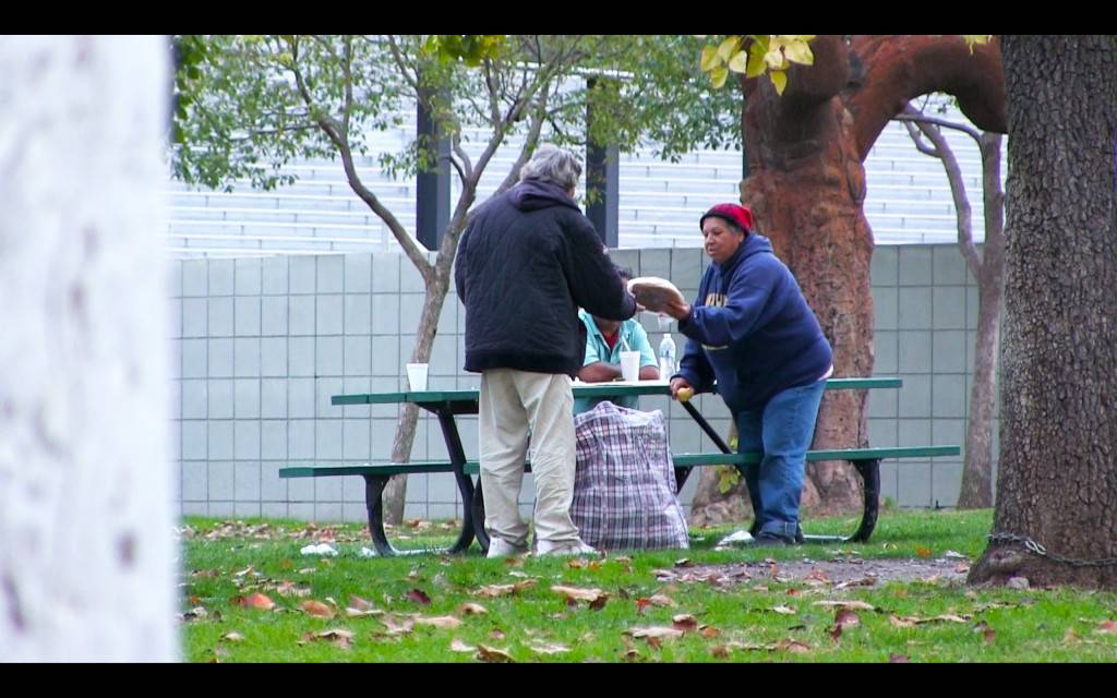 Му даде на бездомникот 100 долари и го следеше да види како ќе ги потроши