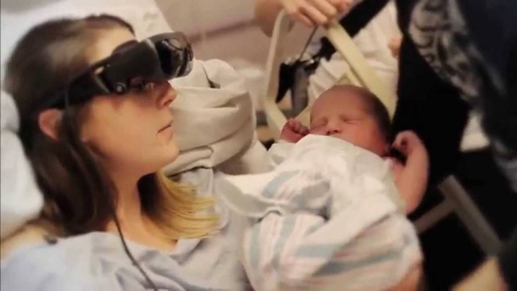 Слепа мајка за прв пат го гледа своето бебе