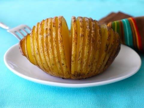 Како да испечете совршено вкусен компир (ВИДЕО)