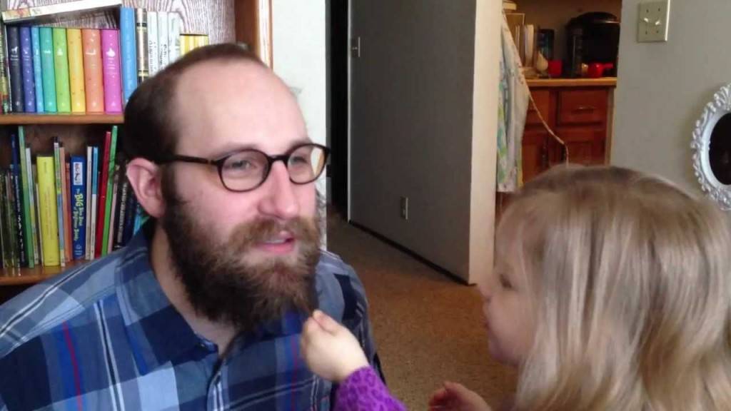 Реакцијата на девојченцето на тато без и со брада