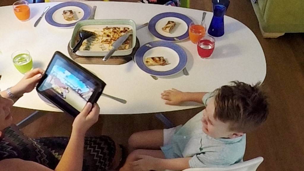 На оваа мајка и` здосадило што нејзините деца користат телефони за време на вечерата, па направила нешто генијално!