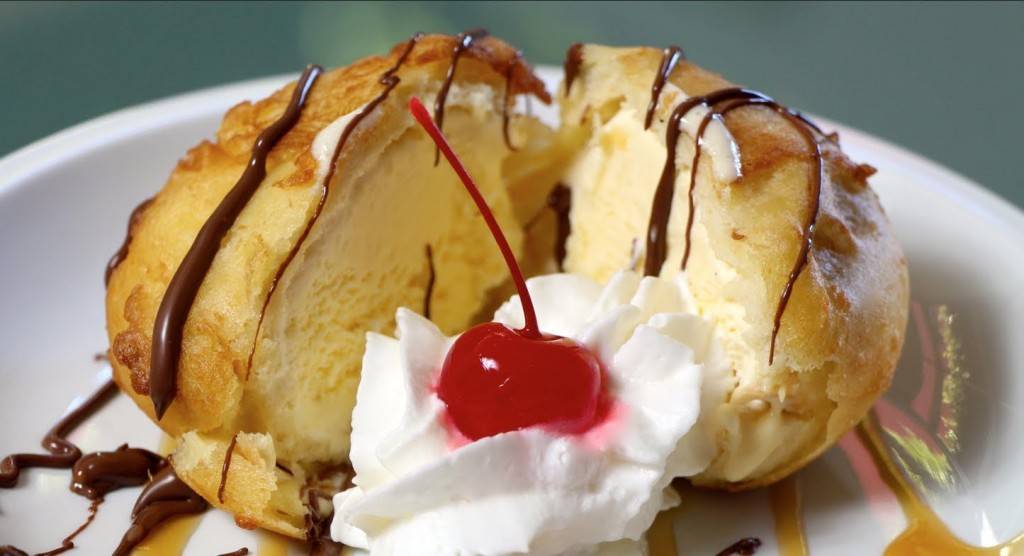 Стави топка сладолед во леб и го направи најсочниот десерт