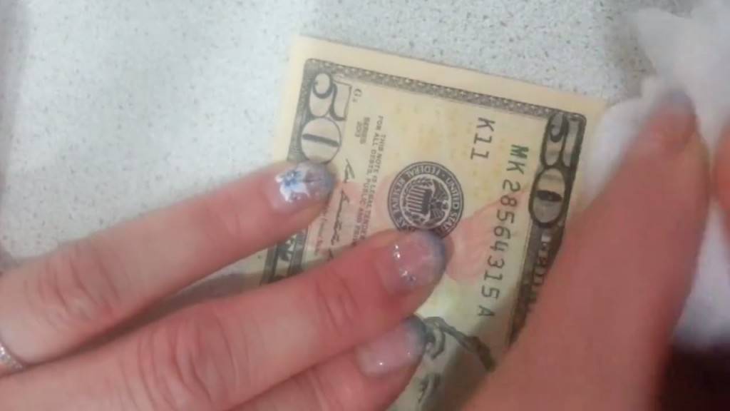 На улица пронашла банкнота од 50 долари, но кога дошла дома следело шокантно изненадување…