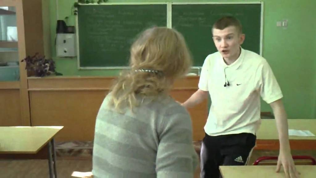 Руски ученик ја малтретира професорката – погледнете што направи со корпата за отпадоци