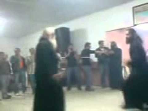 (ВИДЕО) Грчки Попови го воодушевија светот: Енергичен танц на православни свештеници, дури и со хеви метал!
