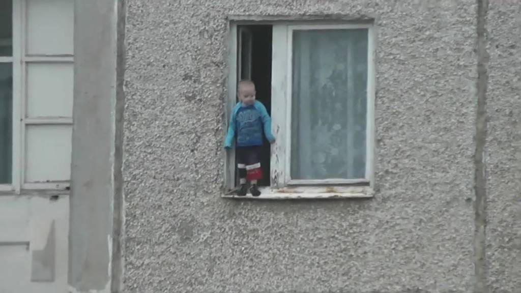 Дете стои на работ на прозорецот на осми кат, родителите ги нема