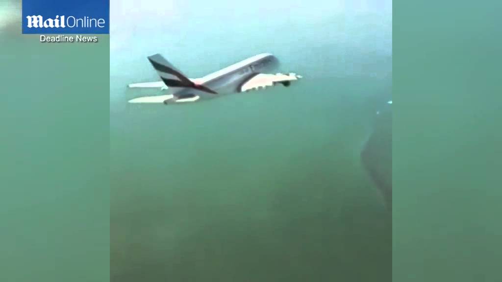 Снимен момент во кој најголемиот авион на светот лета под хеликоптер