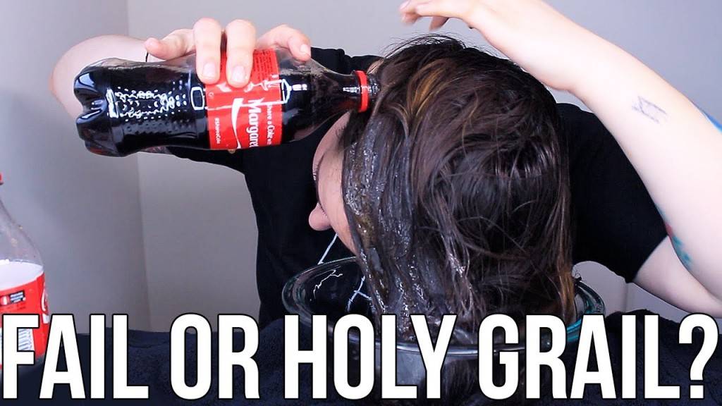 Зошто некои девојки ставаат Кока-Кола на косата?