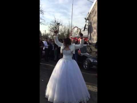 Балканска свадба: Невеста вооружена до заби стана хит на интернет!