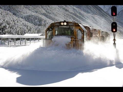 Снег ја затрупа пругата, но силата на овој воз е неверојатна