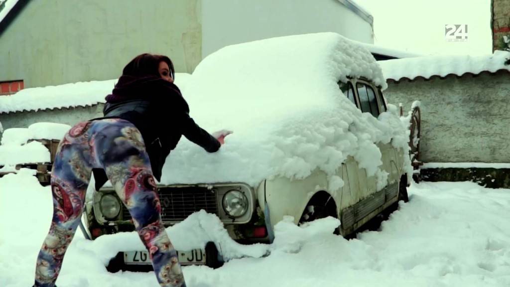 Жешка Хрватица со својот задник го стопи снегот