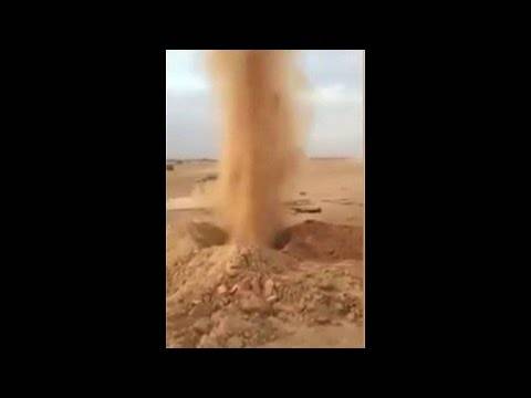 Копале дупка во пустина во Саудиска Арабија. Она што се случило на 0:13 секунда не го очекувале…