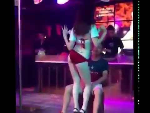 Неговата девојка влета на сцената додека му танцуваше стриптизерка