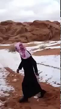 Погледнете ја реакцијата на Саудиец кој првпат во животот гледа снег!