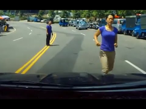 ШОКАНТНО: Погледнете како пешаци се фрлаат под автомобили за да изнудат пари!