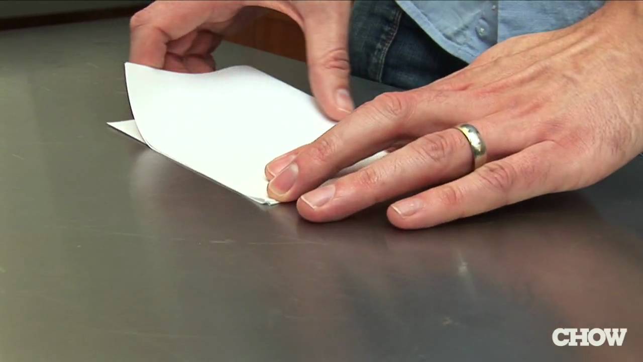 Одличен трик: Еве како да отворите пиво со хартија